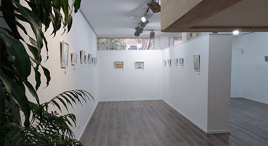 mayka Kaima con sus cuadros en la expo Centro Cultural San Juan Bautista Madrid