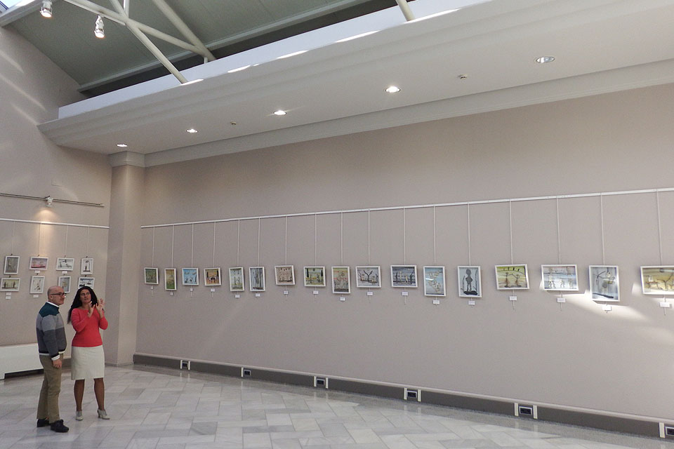 Foto de la artista Mayka Kaíma en la exposición