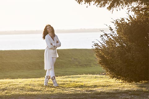 Foto de la artista Mayka Kaíma vestida de blanco
