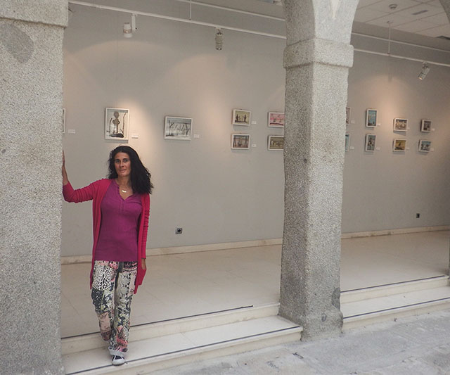 foto de Mayka eb la exposición de La Edad de piedra en el cc Montecarmelo. El Centro Sociocultural Montecarmelo, ubicado en la Avenida Santuario de Valverde 114 en el distrito Fuencarral-El Pardo de Madrid, es un espacio activo en la promoción cultural, ofreciendo exposiciones y eventos artísticos variados. 