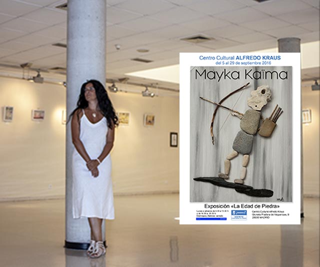 Mayka Kaima en la Expo La edad de piedra en el centro cultural Alfredo Kraus de Madrid