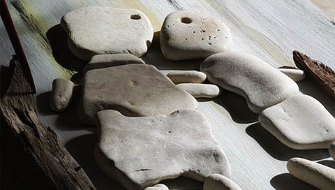 Taller de Mayka Kaíma para realizar sus cuadros de piedras