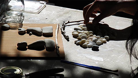 Taller donde Mayka Kaíma realiza sus cuadros de piedras