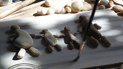 Taller de Mayka Kaíma para realizar sus cuadros de piedras