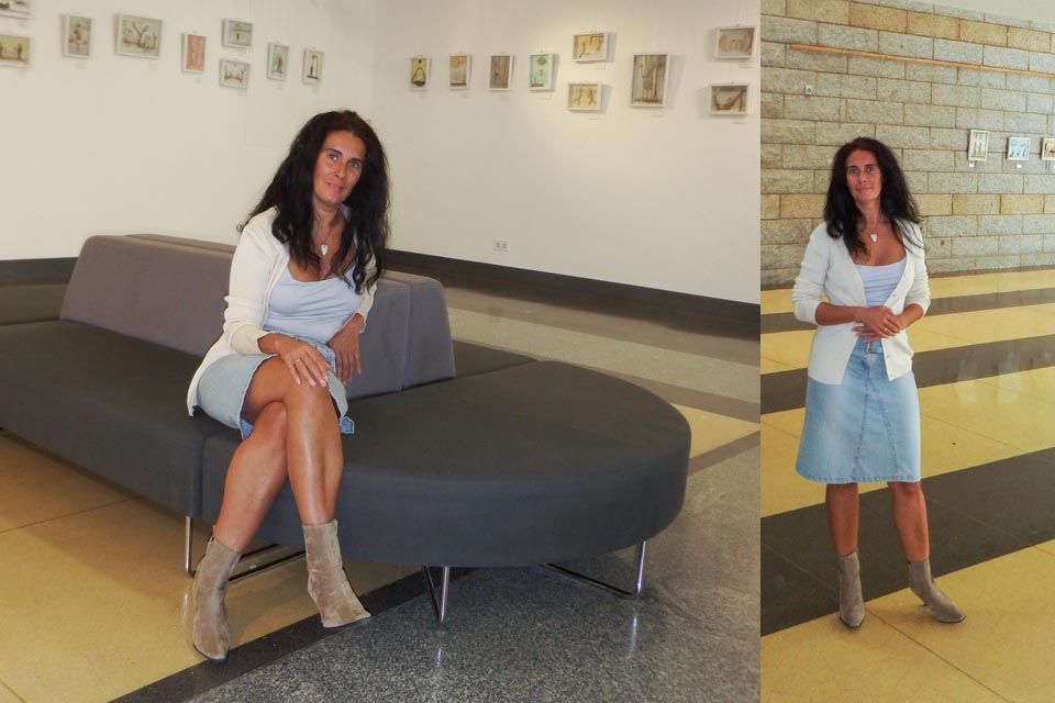 Foto de la artista Mayka Kaíma en su exposición en la Casa Cultural de Torrelodones.